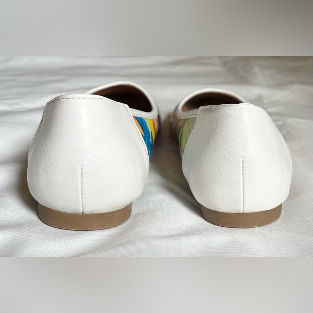 White Floral Ballet Flats in Gorgeous Asymmetrical Floral Design, like new - Picture 7 of 13